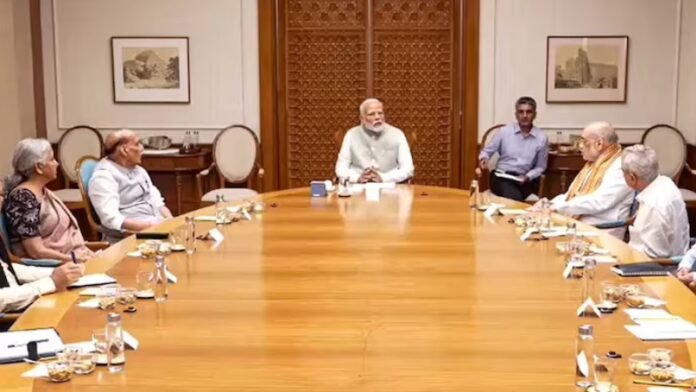 मोदी जी कैबिनेट मंत्रियों के साथ