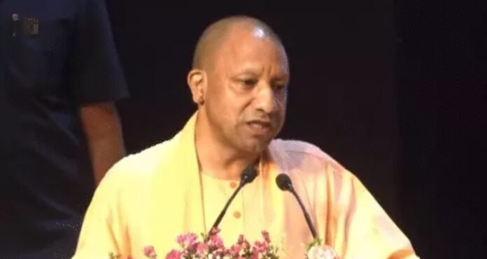 लोकभवन लखनऊ में सीएम योगी