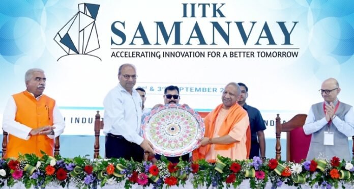 सीएम योगी को सम्मानित करते हुए