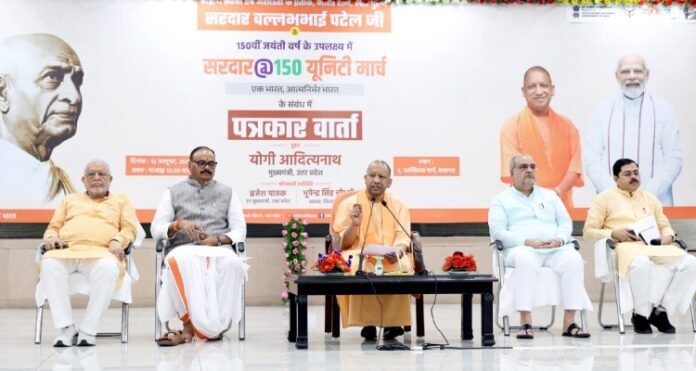 लखनऊ स्थित अपने सरकारी आवास पर आयोजित प्रेस कॉन्फ्रेंस