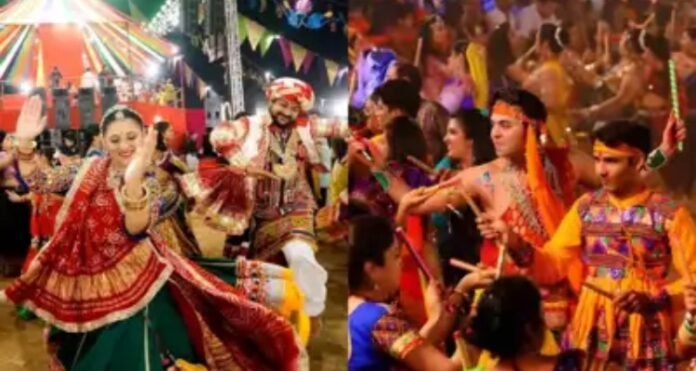 गरबा खेलती महिलाएं