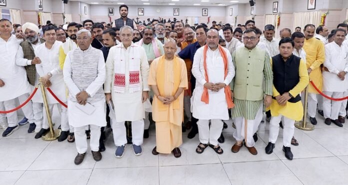 सीएम लुखनऊ में किसानों से मिले